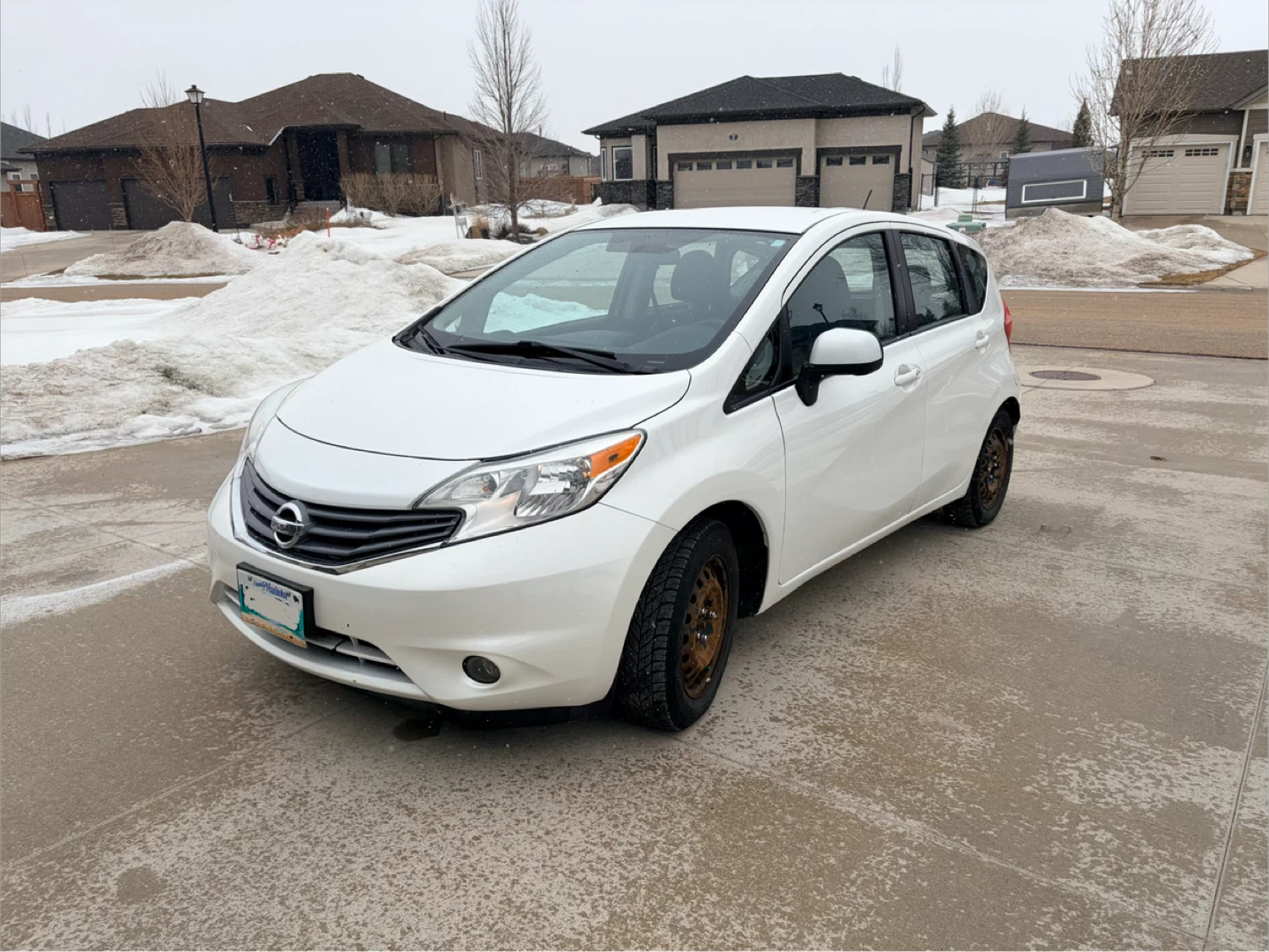 2014 Nissan Versa SL Hatchback - 143,699 km