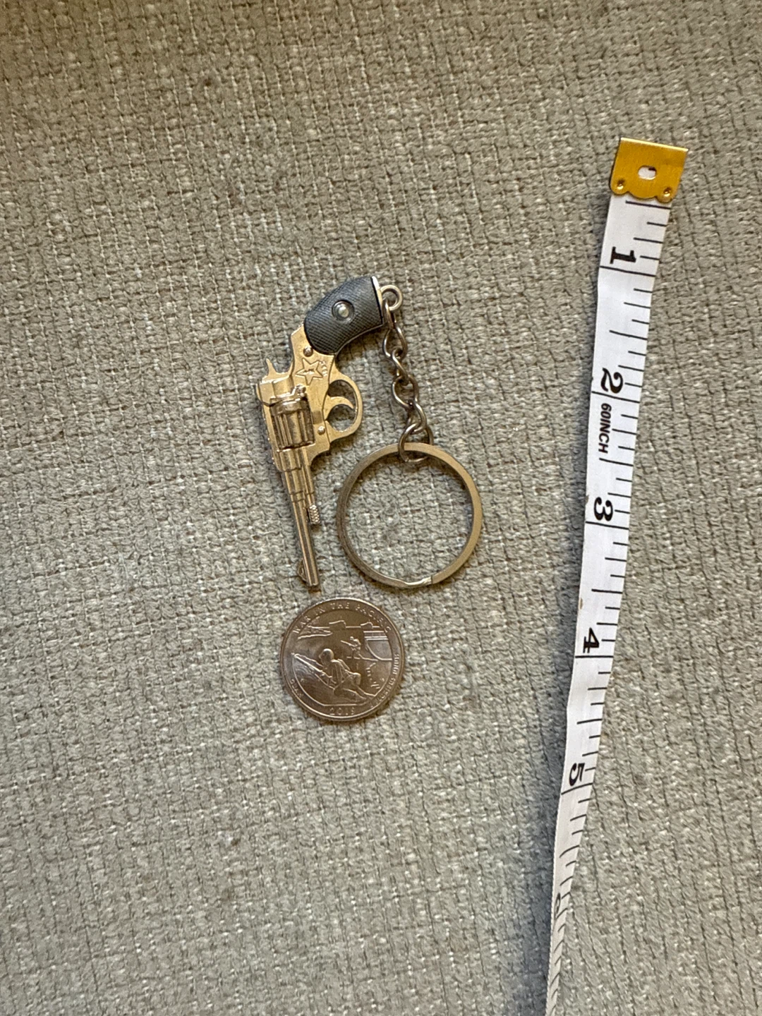 🌱 Miniature Revolver Keychain - photo 2
