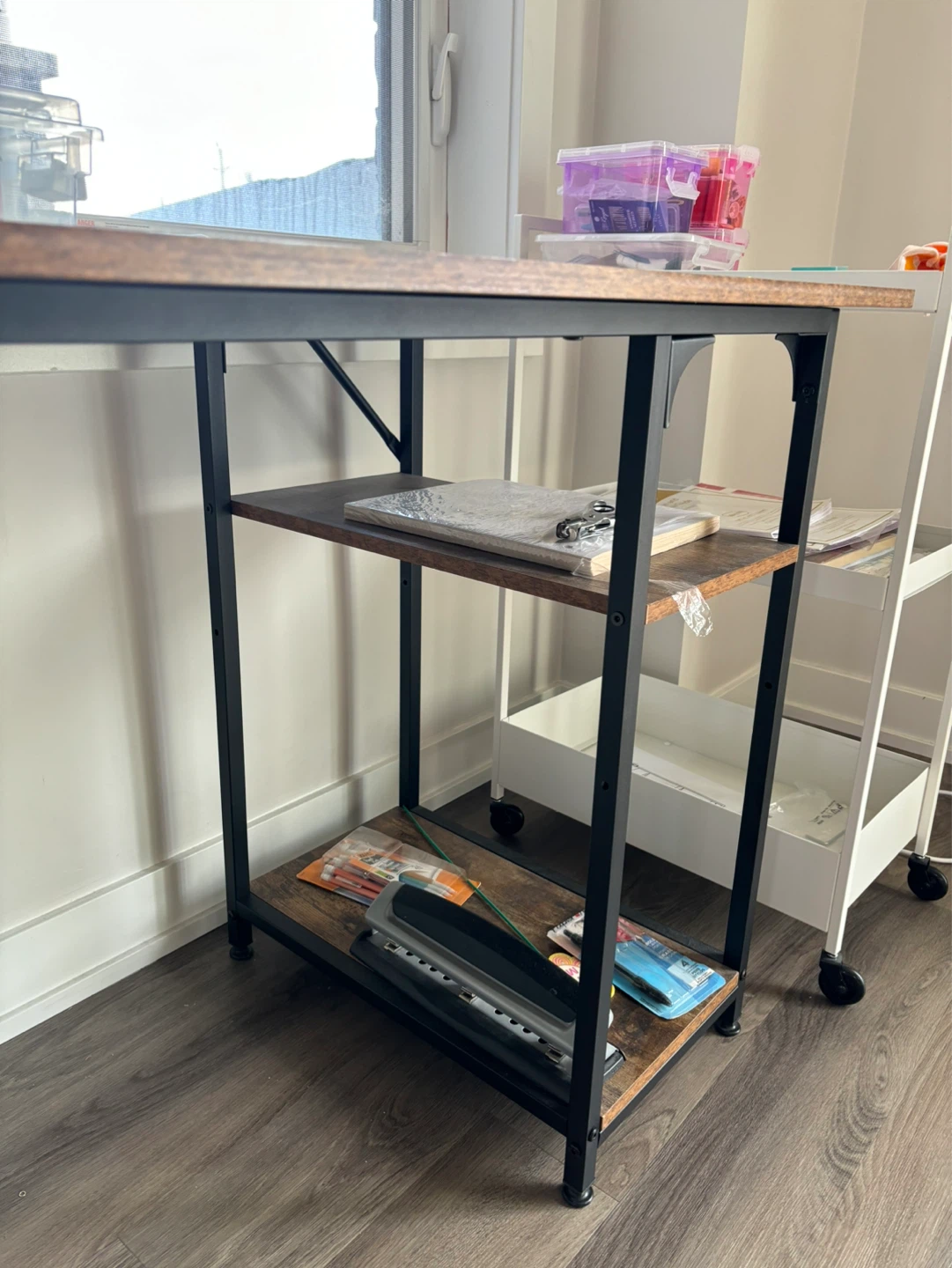 Wooden top desk with shelves - photo 2
