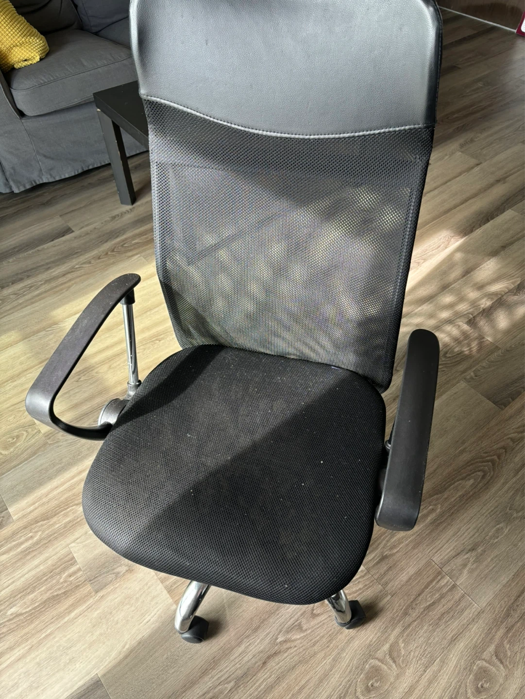 Black Mesh Office Chair - photo 2
