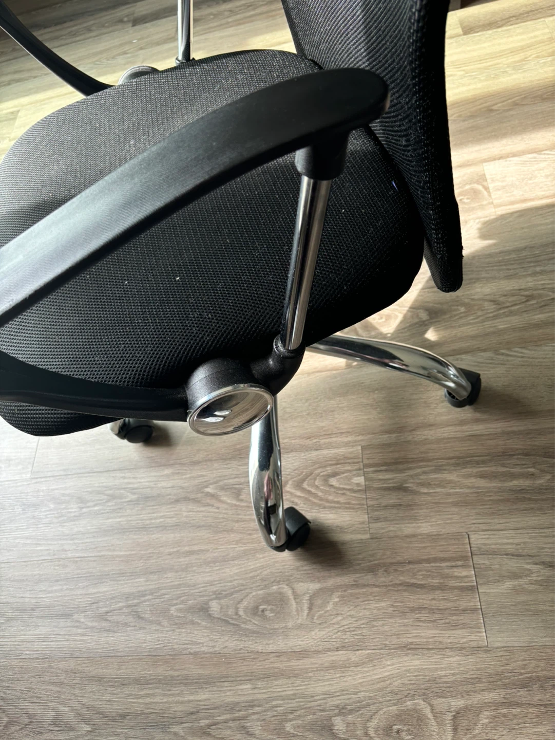 Black Mesh Office Chair - photo 3