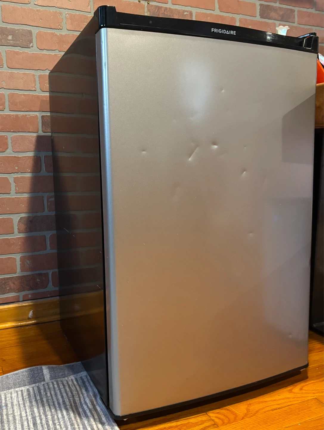 Frigidaire FFPE4533UM Mini Fridge - photo 2