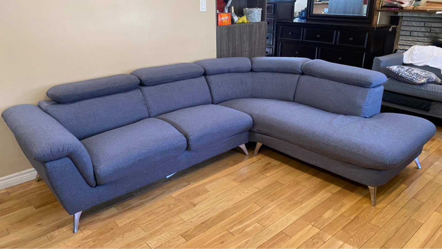 Modern Grey Sectional Sofa with Right Chaise (CAN DELIVER)