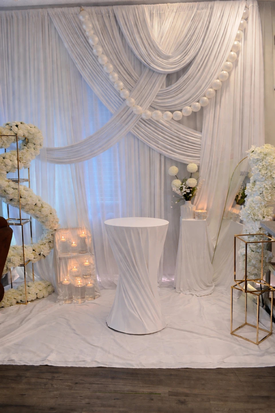 RENT White and gold themed background for baby shower, waiting…… - photo 3