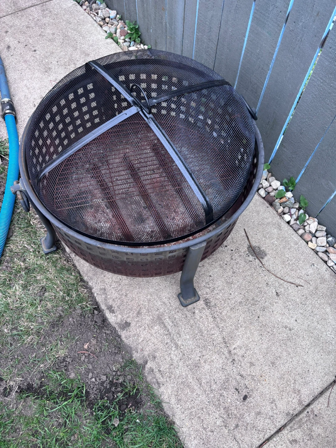 Metal Fire Pit with Spark Screen