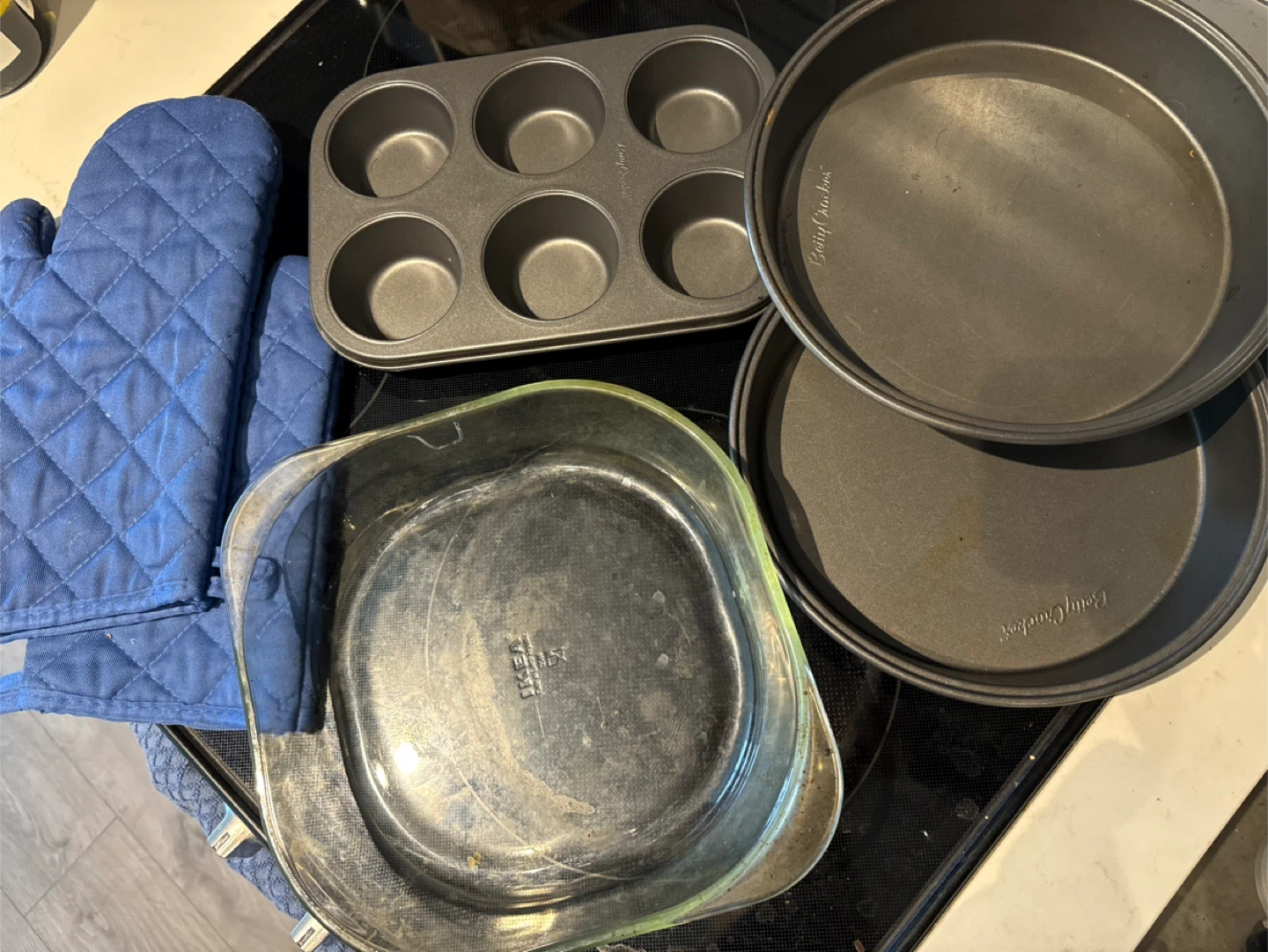 Baking Set: Muffin Pan, Round Pans, Glass Dish & Oven Mitts - photo 2