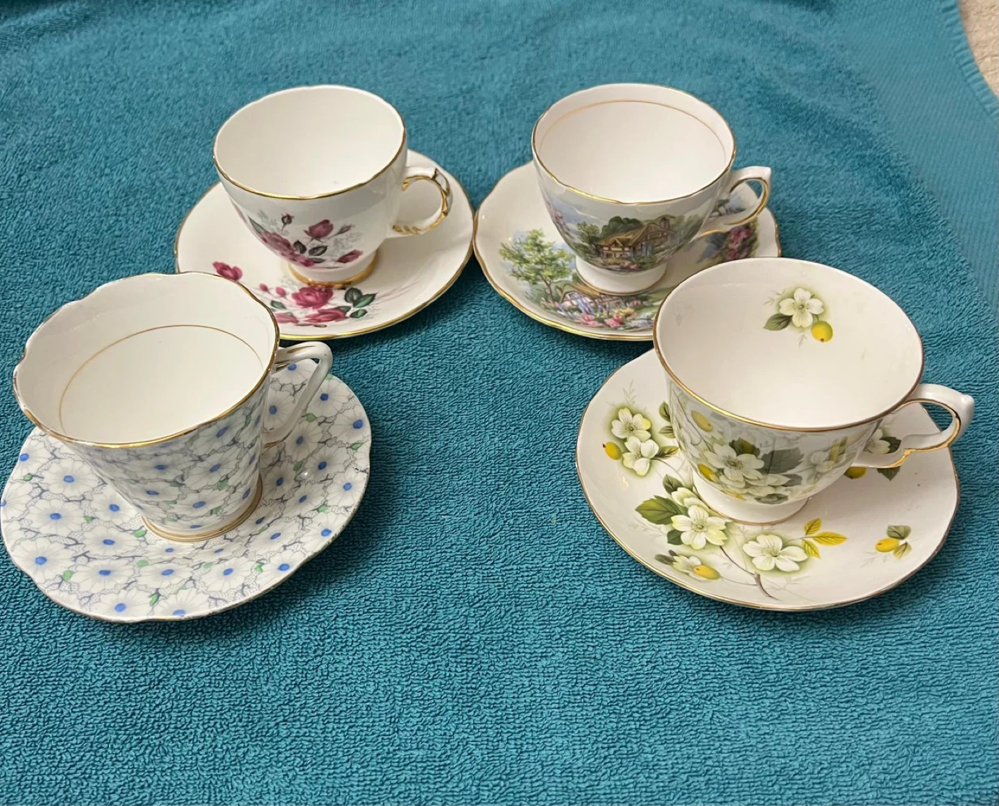 Set of 4 Vintage Teacups and Saucers (G01)
