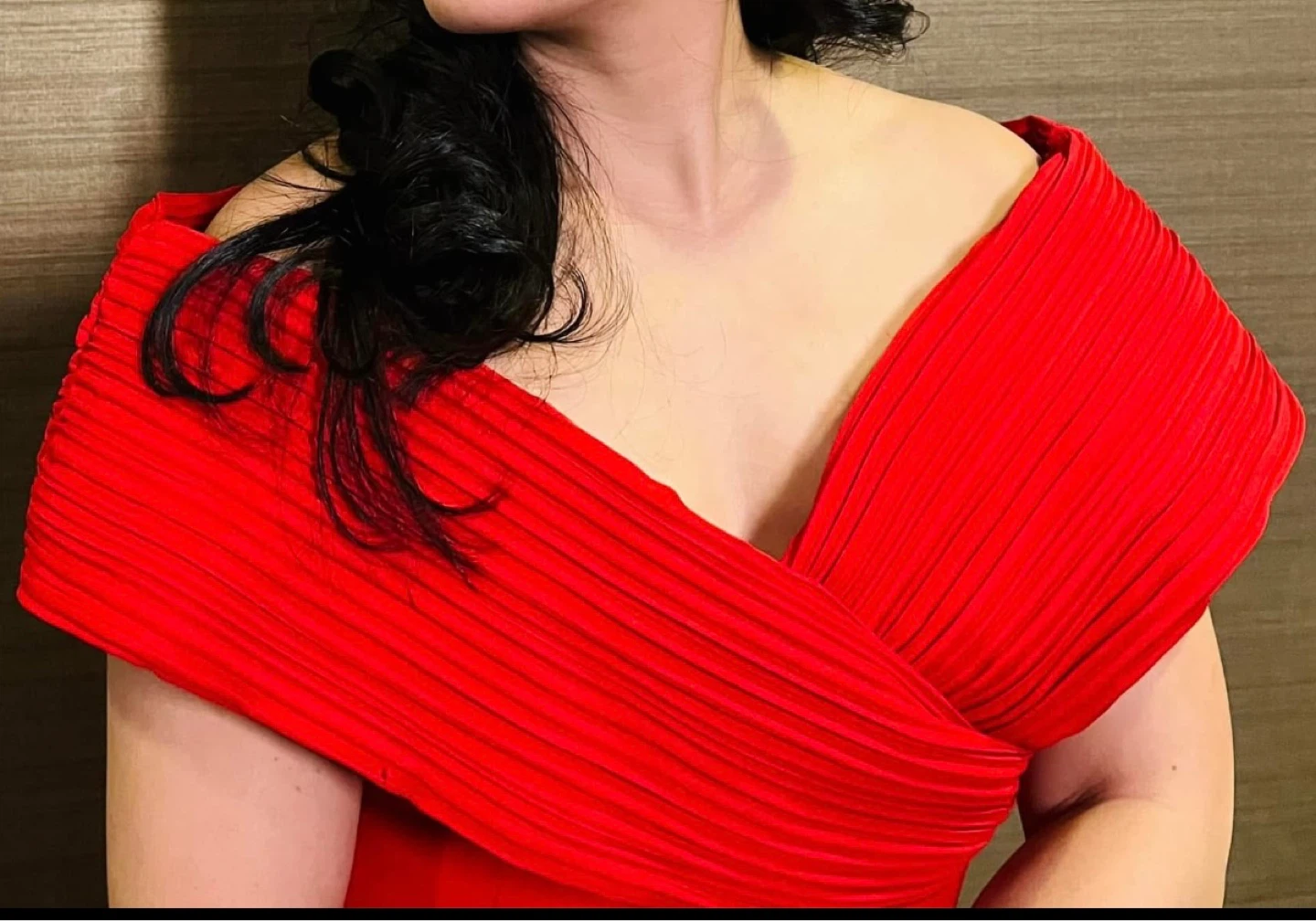Red off-the-shoulder pleated formal dress - photo 2