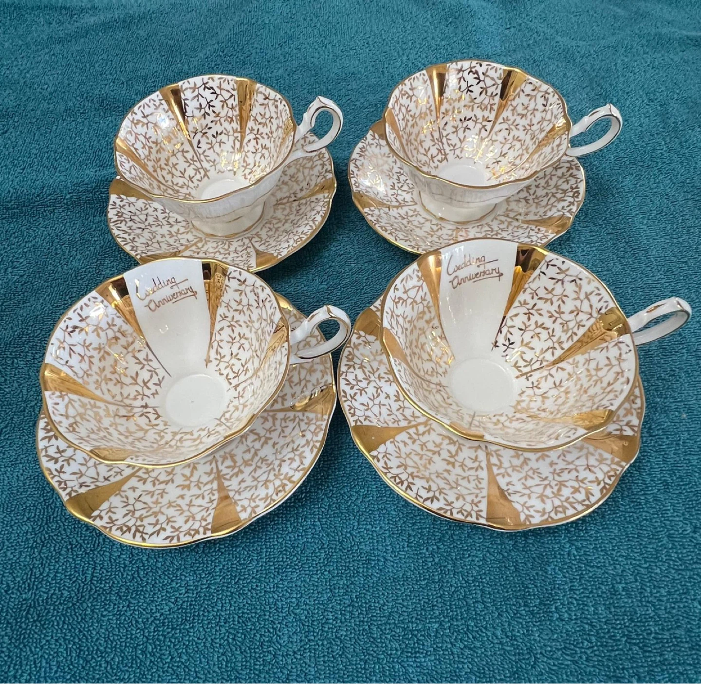 Set of 4- Queen Anne Gold Lace Teacups and Saucers (G02)