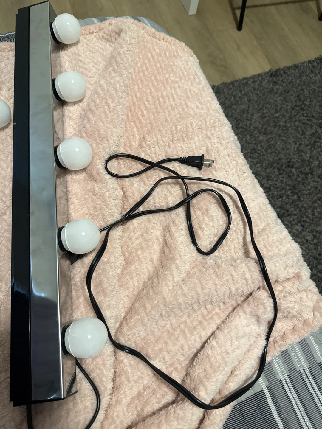 Vanity Mirror Light Bar with 6 Bulbs - photo 2