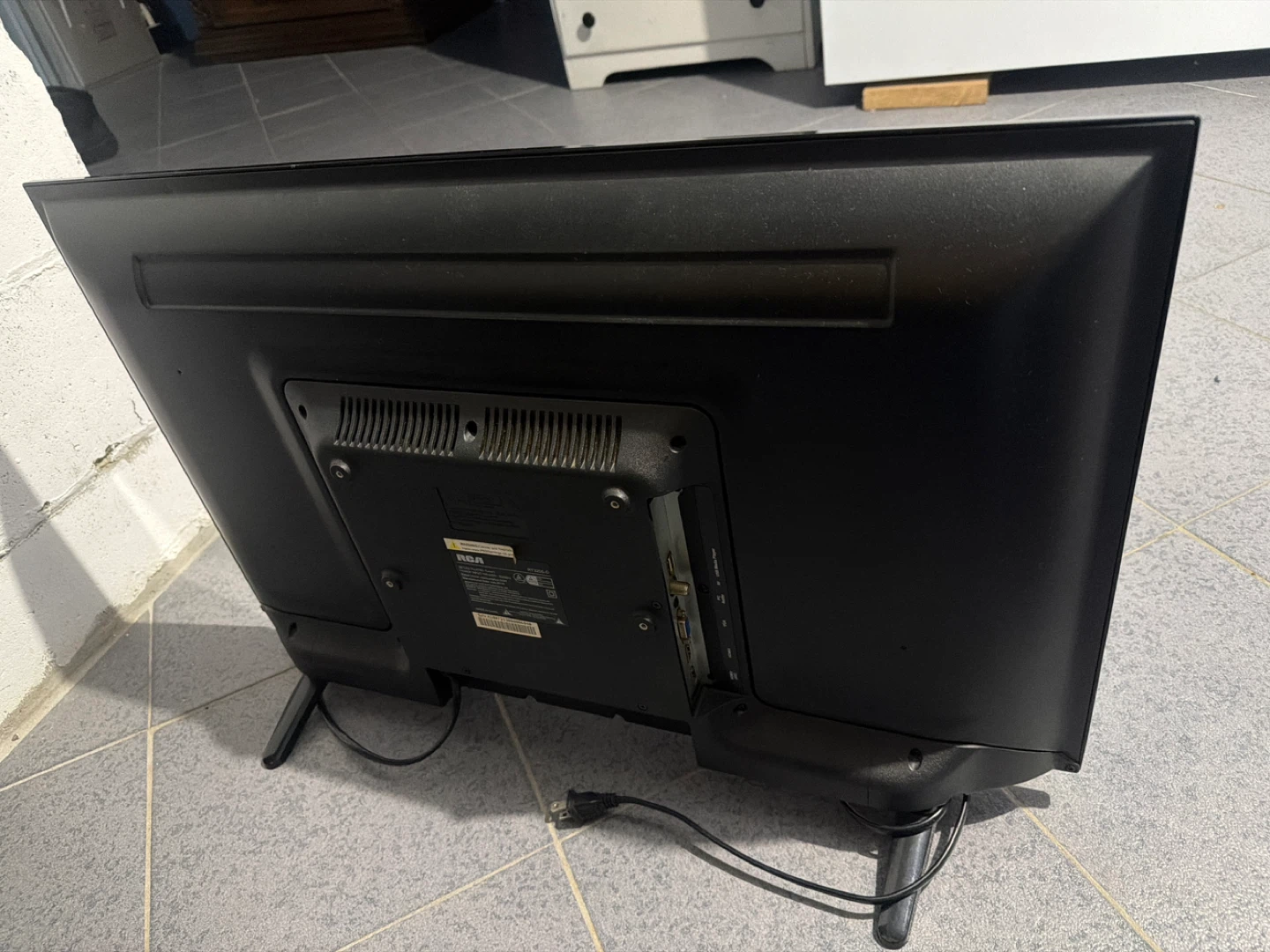 RCA 32-inch LED TV - photo 2