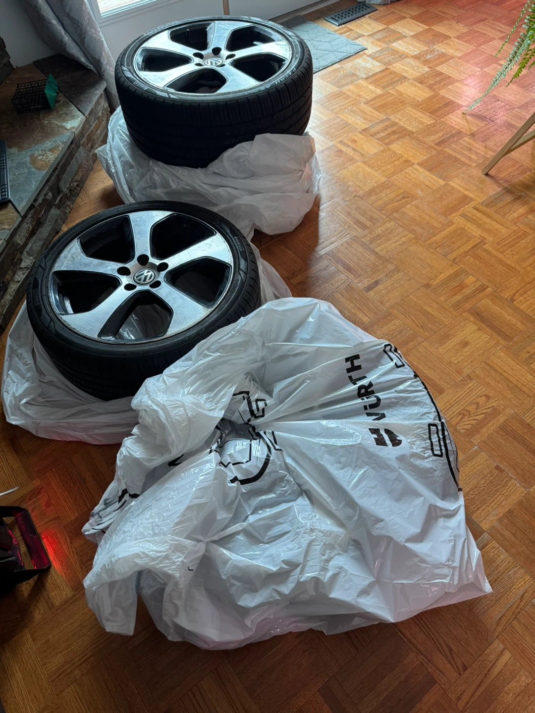 Set of Four 225/40 R18 Alloy Wheels with Pirelli Tires - photo 3
