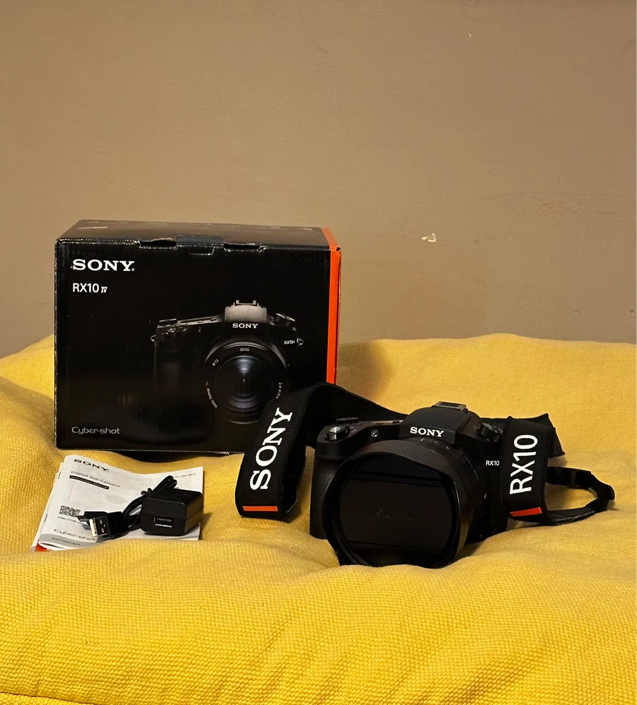 Sony RX10 IV with 0.03s. AF/25x optical zoom