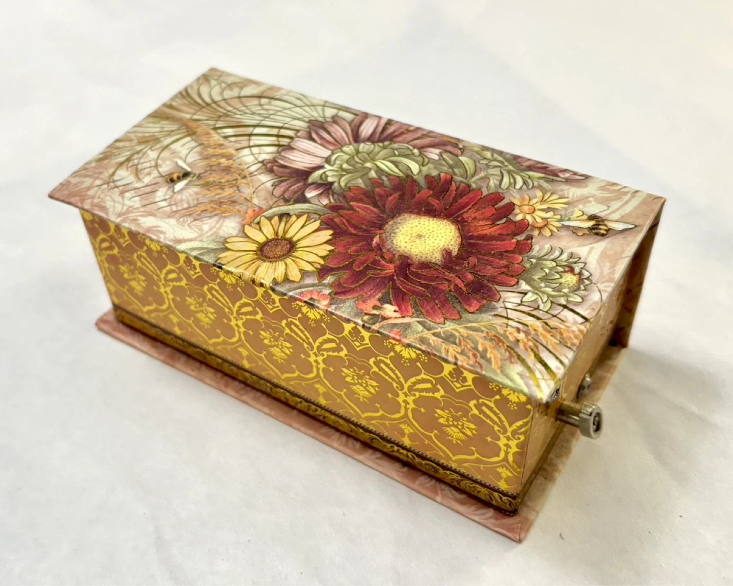 🌱NEW Bees & Floral Music Box w Pumpkin Pie Soap