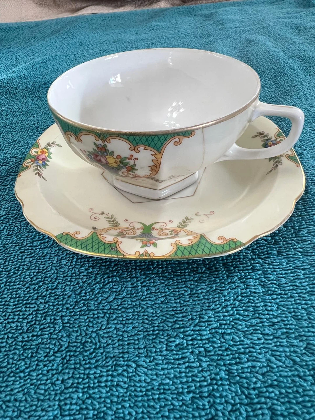 Concordia Lesoy Vintage Floral Teacup and Saucer Set (G04)