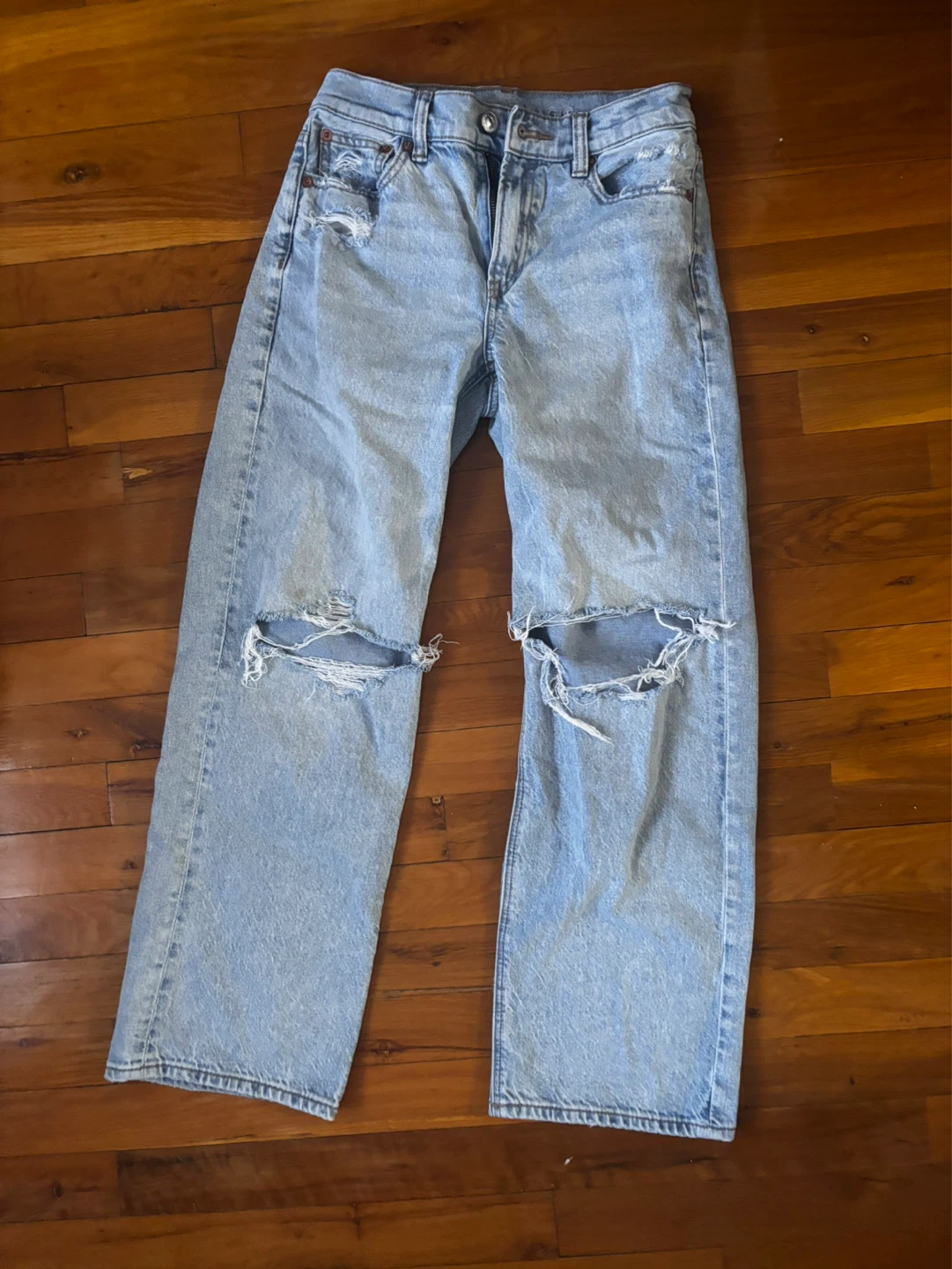 American Eagle Low-Rise Baggy Jeans Light Wash