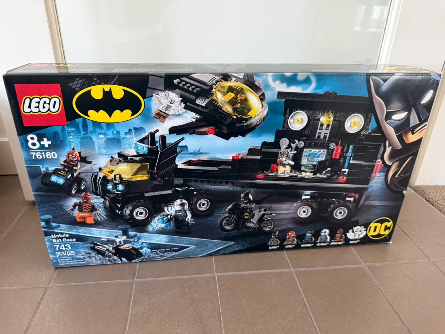 LEGO 76160 DC Batman Mobile Bat Base
