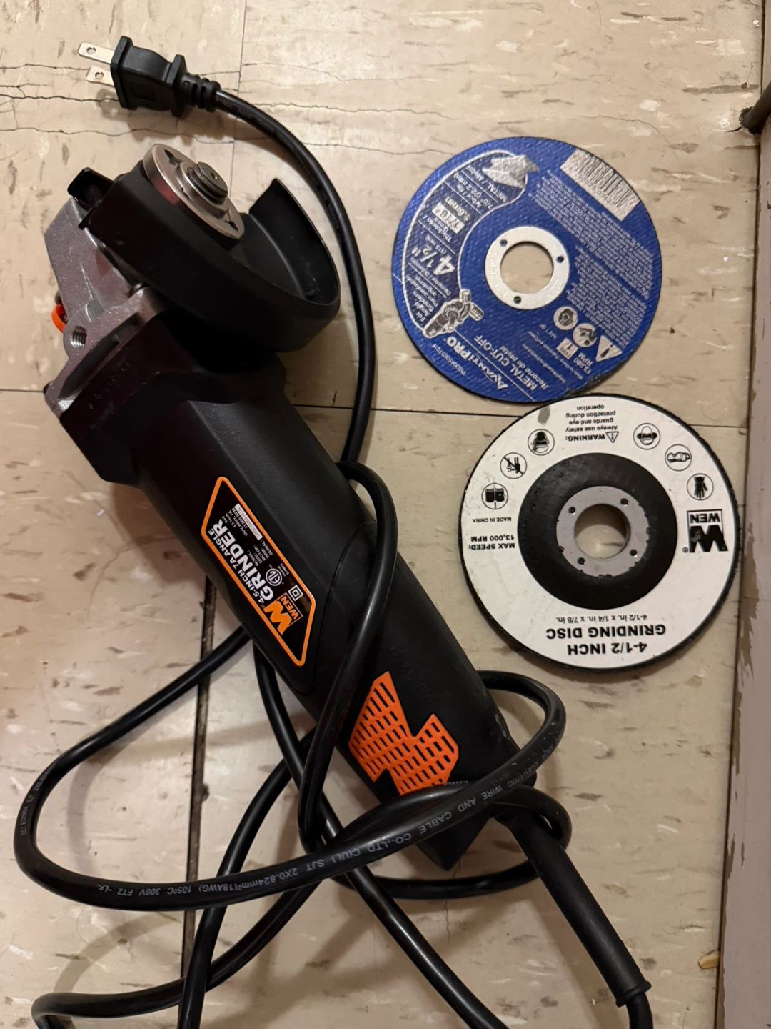 WEN 4.5-Inch 7A Angle Grinder with Cut-Off and Grinding Discs