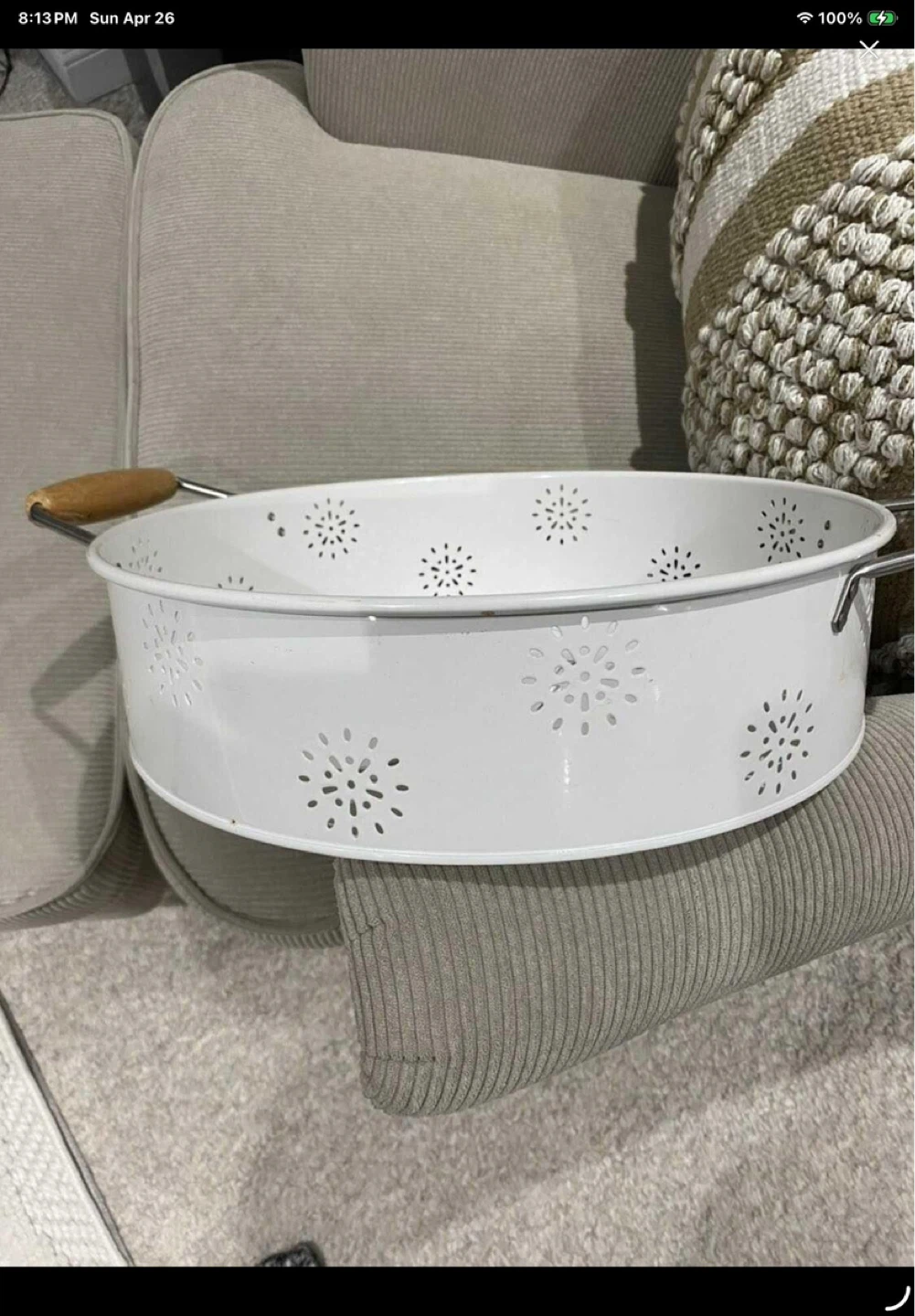White metal tin with bee design and wooden handles - photo 4