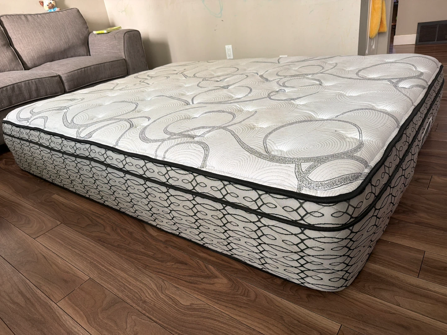 White and Silver Patterned Mattress - photo 4