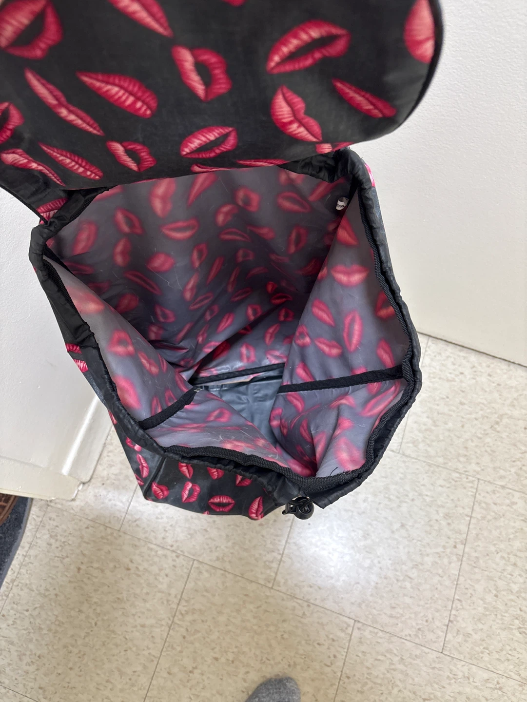 Shopping Cart with Lips Pattern - photo 2