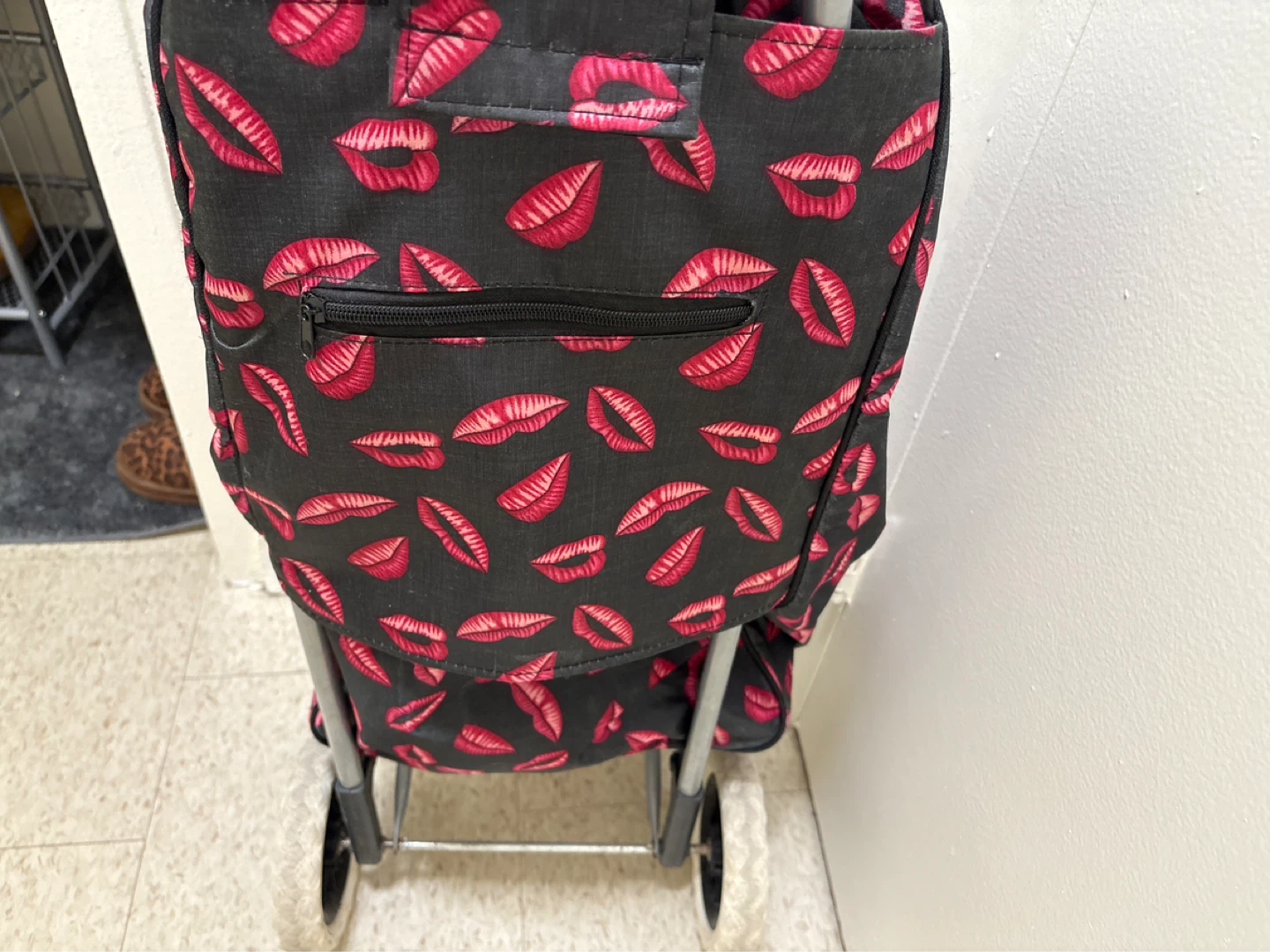 Shopping Cart with Lips Pattern - photo 3