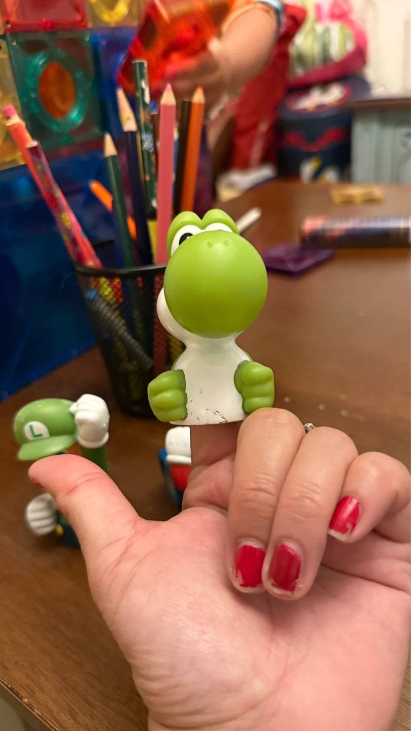 Nintendo Mario, Luigi, and Yoshi Figurines fingers - photo 5