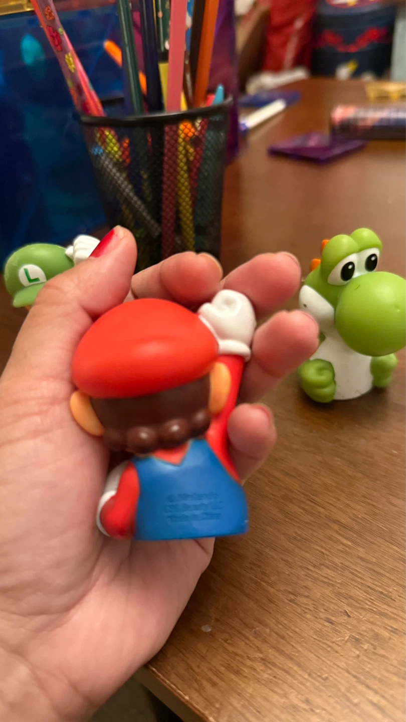Nintendo Mario, Luigi, and Yoshi Figurines fingers - photo 2
