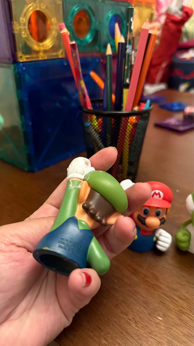 Nintendo Mario, Luigi, and Yoshi Figurines fingers - photo 4