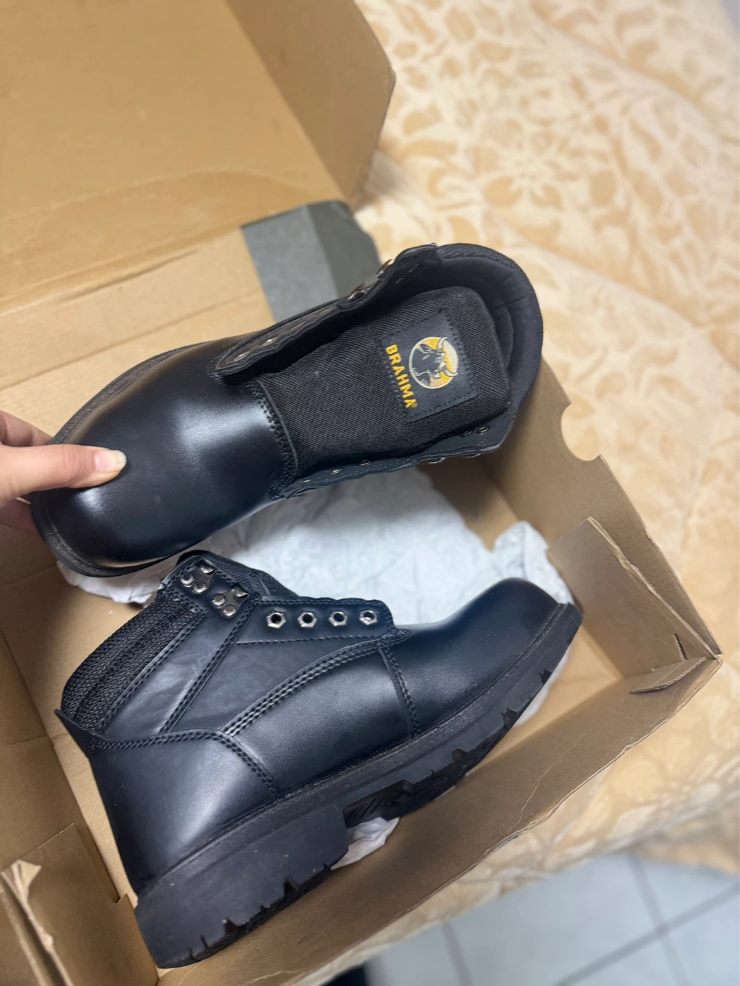 Zapatos puntas de acero.  Nuevos en caja  9y medio