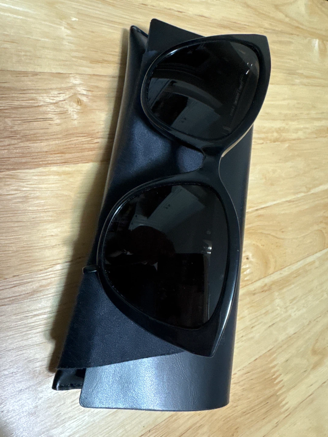 Saint Laurent Black Cat-Eye Sunglasses model: SL M70 - photo 4