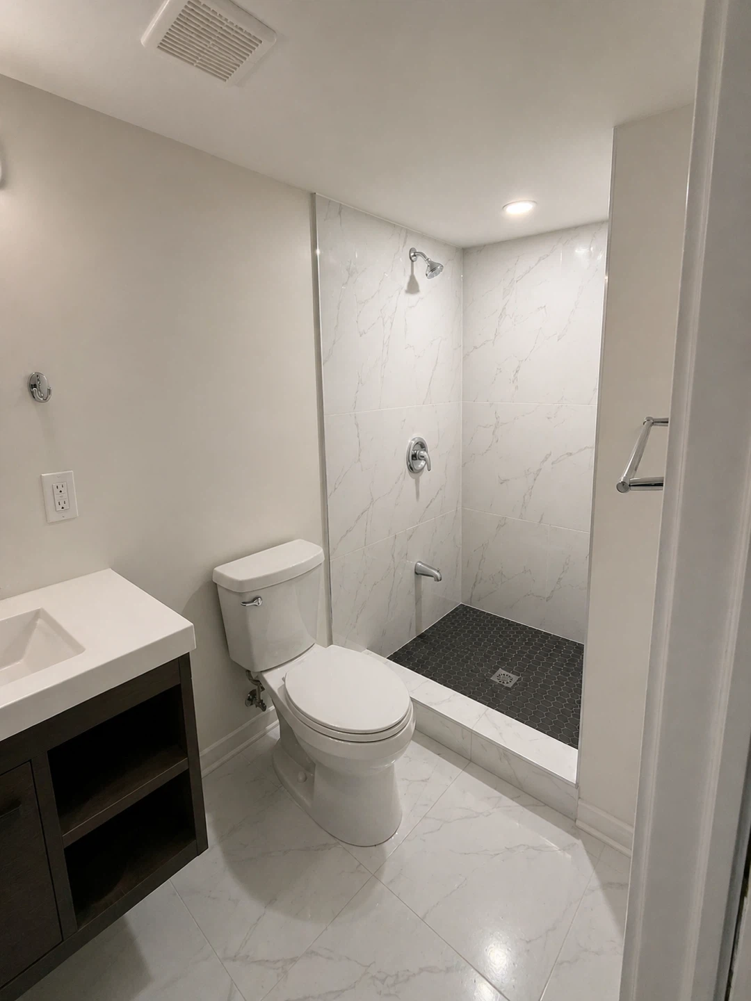 Modern Basement Apartment with Kitchenette and Full Bathroom - photo 5