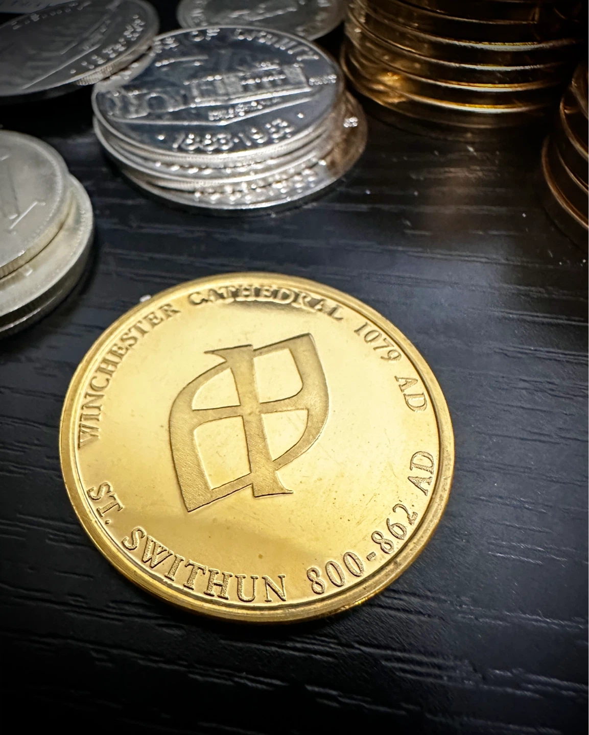 Gold plated 1970s Winchester Cathedral Commemorative Coin - photo 2