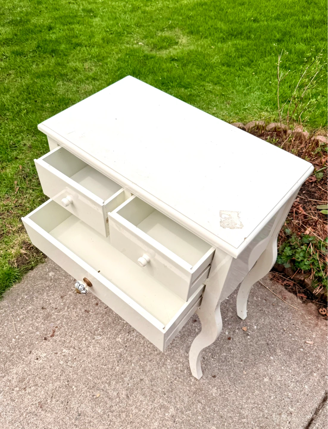 White Lacquered 3-Drawer Side Table - photo 2