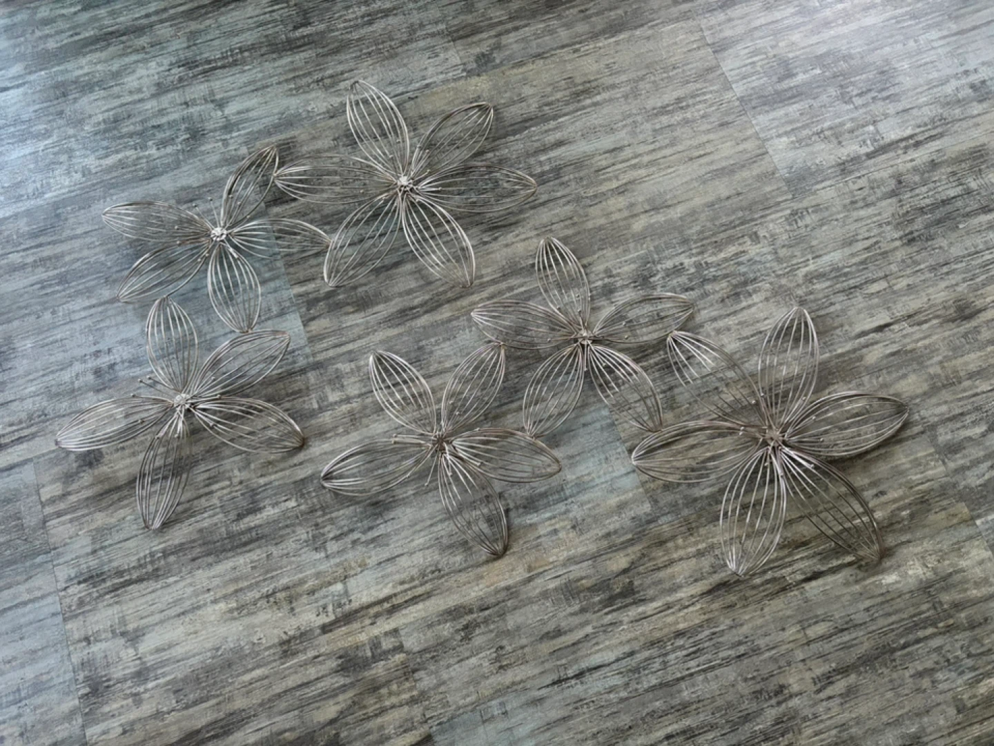 wire/metal tri-flower wall hangings - photo 3