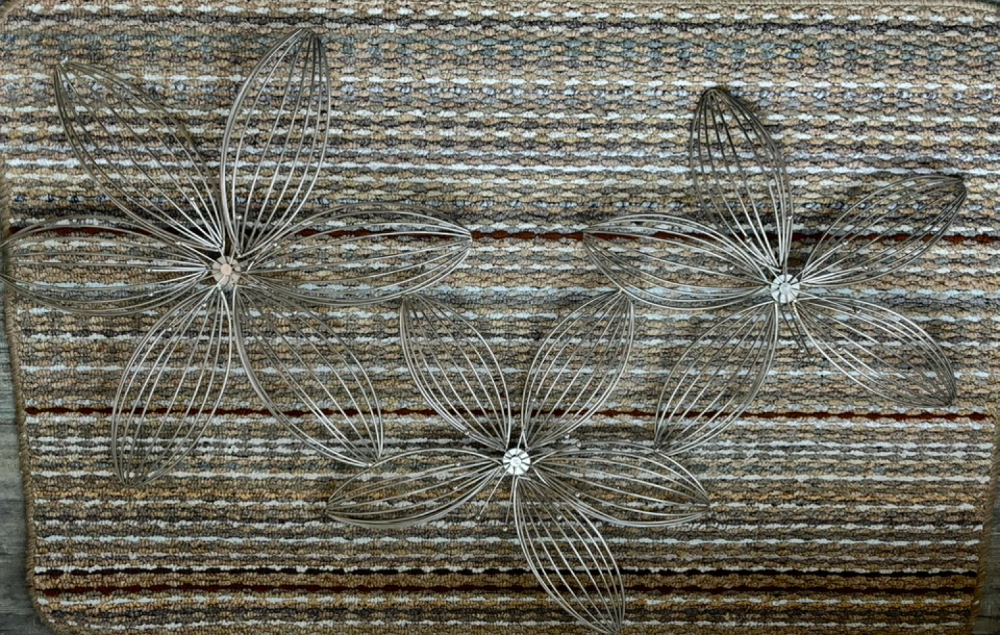 wire/metal tri-flower wall hangings - photo 2