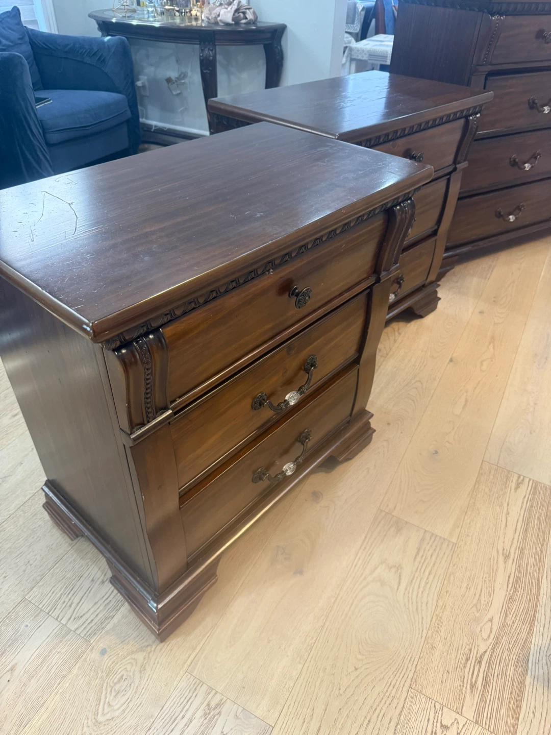 Queen Dark Wood bedroom Set - photo 2