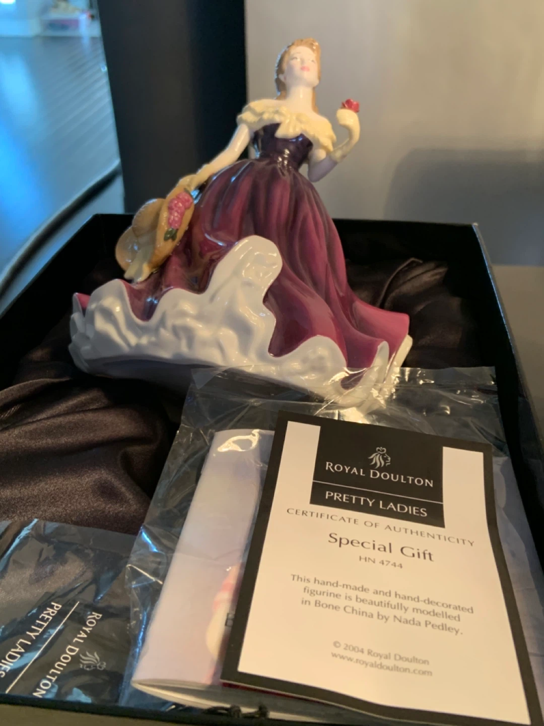 Royal  Doulton Pretty Ladies "Special Gift" HN 4744 Figurine - photo 3