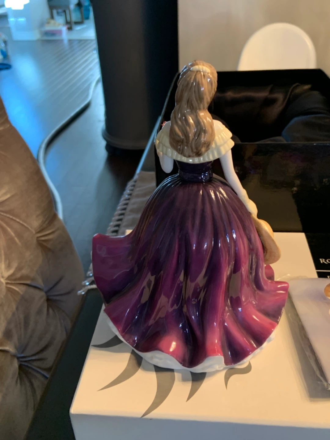 Royal  Doulton Pretty Ladies "Special Gift" HN 4744 Figurine - photo 2