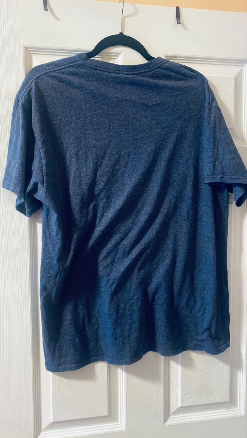Graphic tee size large - photo 2