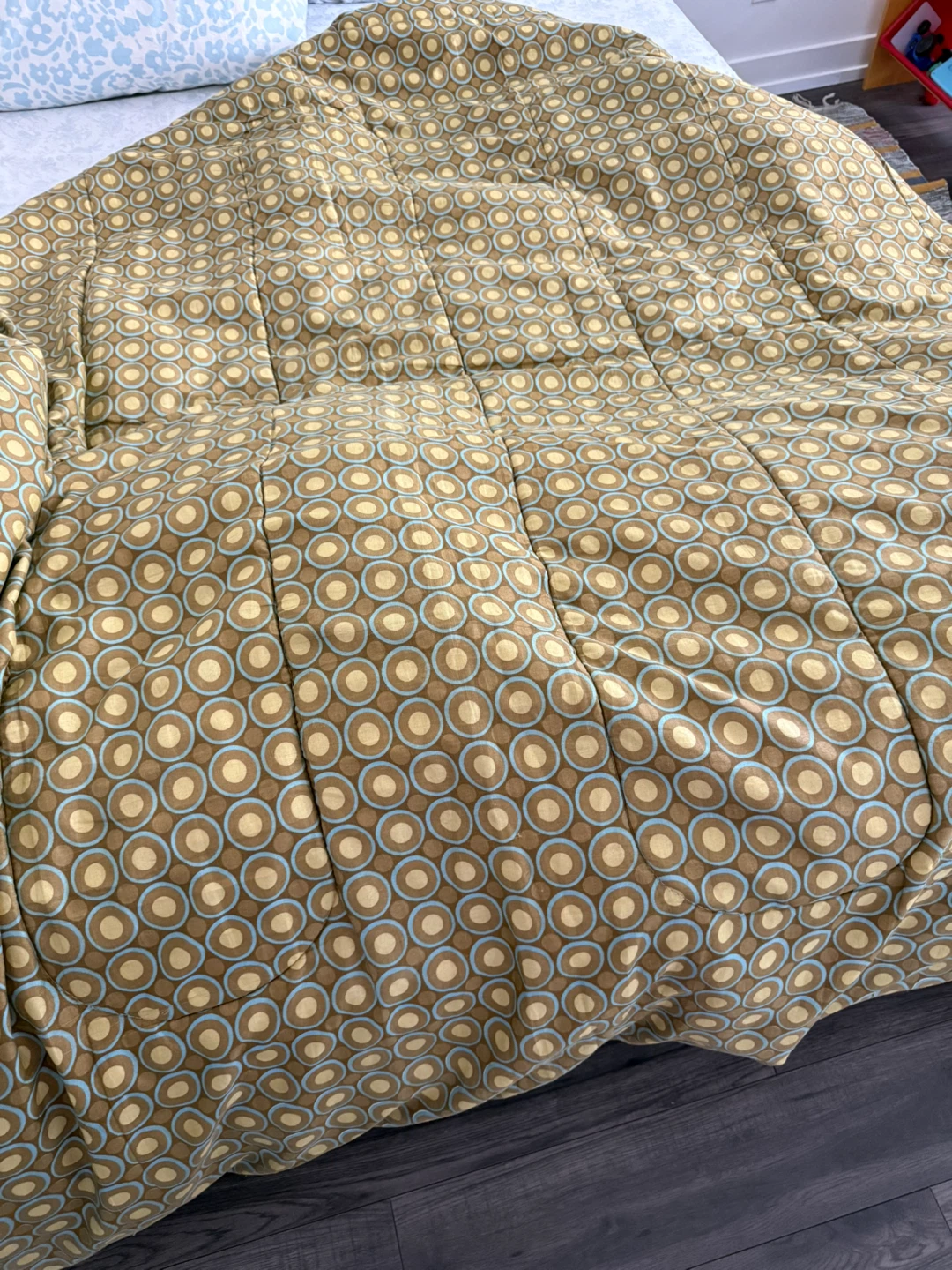 Queen bedspread with geometric design