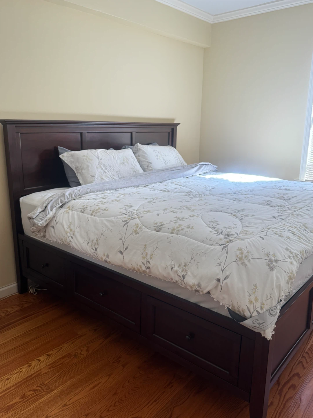 King Bed Frame, Raymour & Flanigan, Complete bedroom set