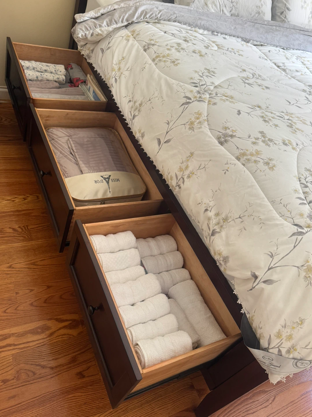 King Bed Frame, Raymour & Flanigan, Complete bedroom set - photo 2