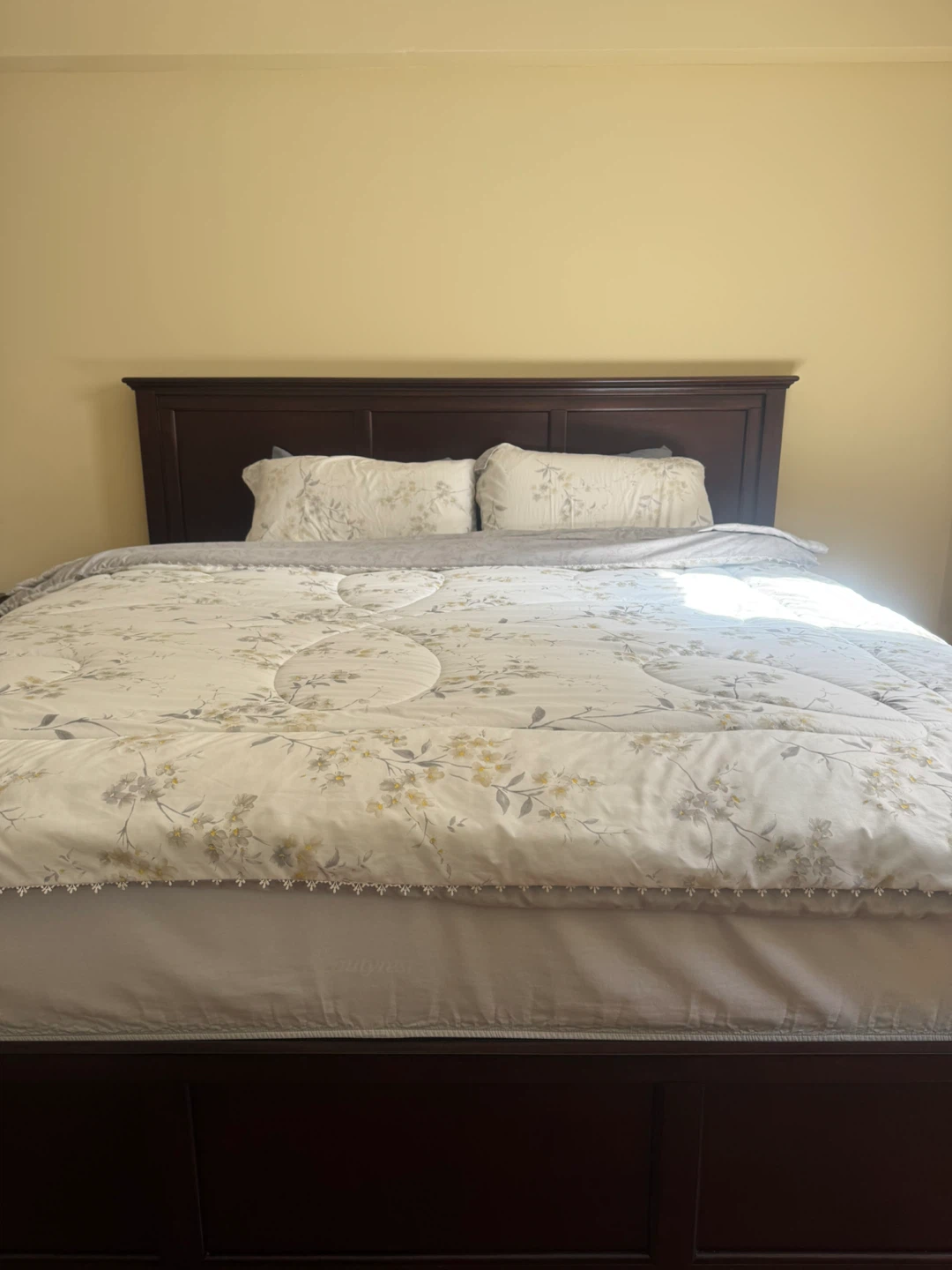King Bed Frame, Raymour & Flanigan, Complete bedroom set - photo 4