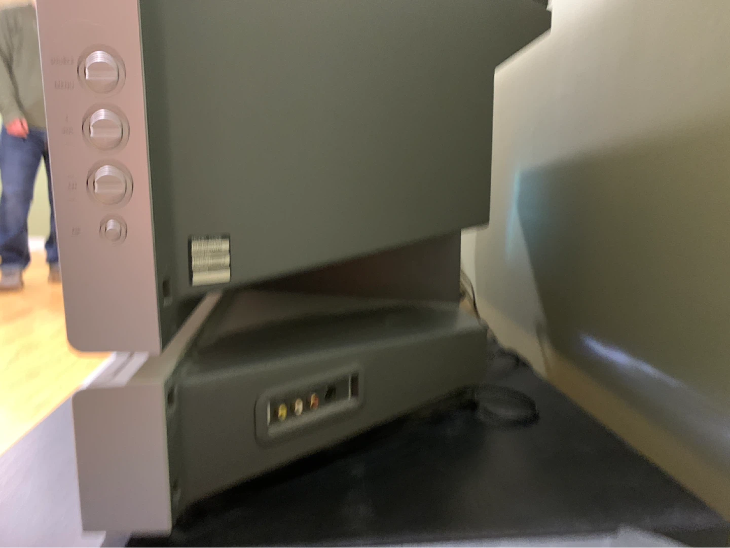 Samsung 61” dlp rear projection TV - photo 2