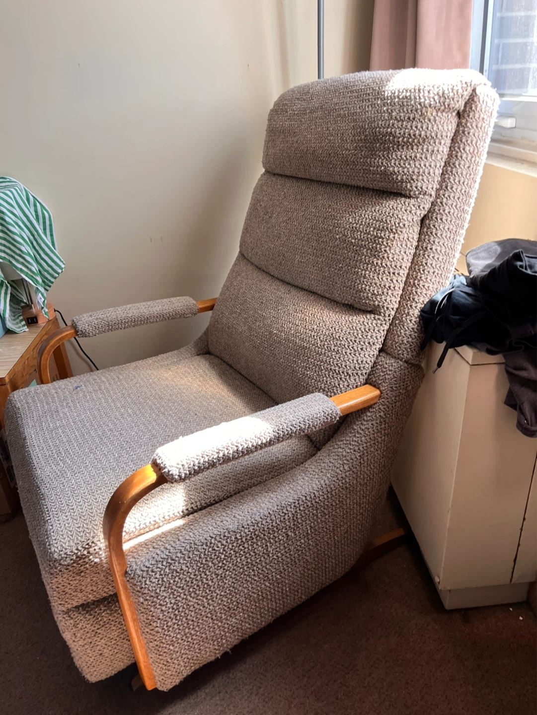 Recliner Chair with attached Ottoman - photo 2