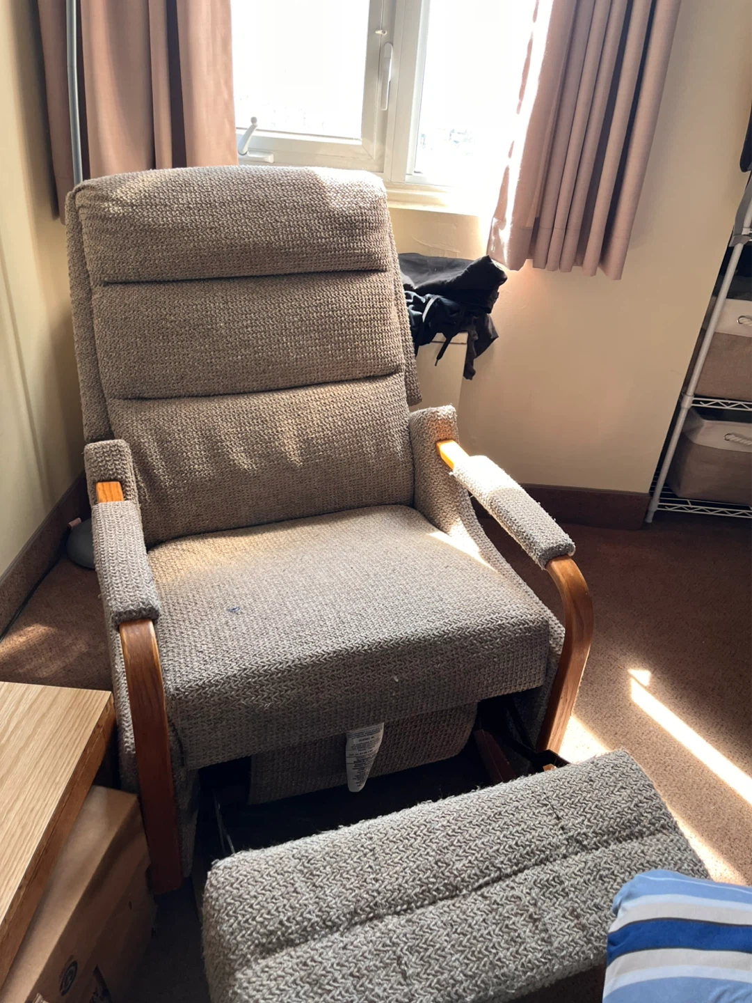 Recliner Chair with attached Ottoman - photo 3