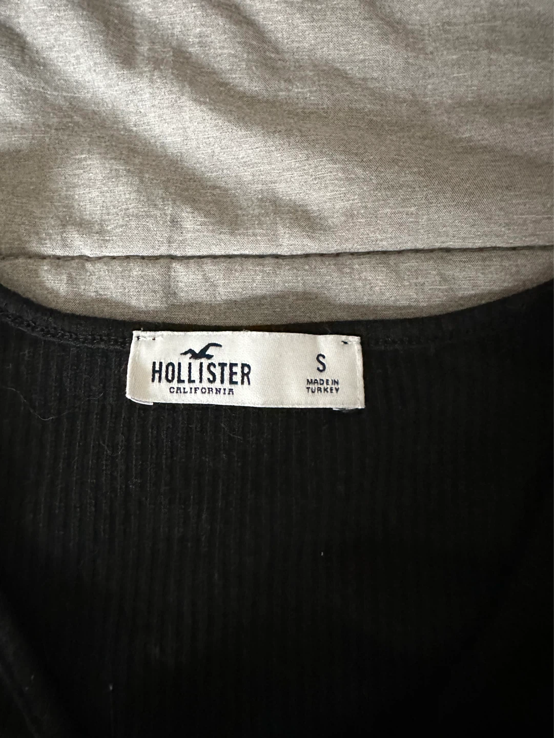 Hollister Black Ribbed V-Neck Ring Detail T-Shirt - Size S - photo 2