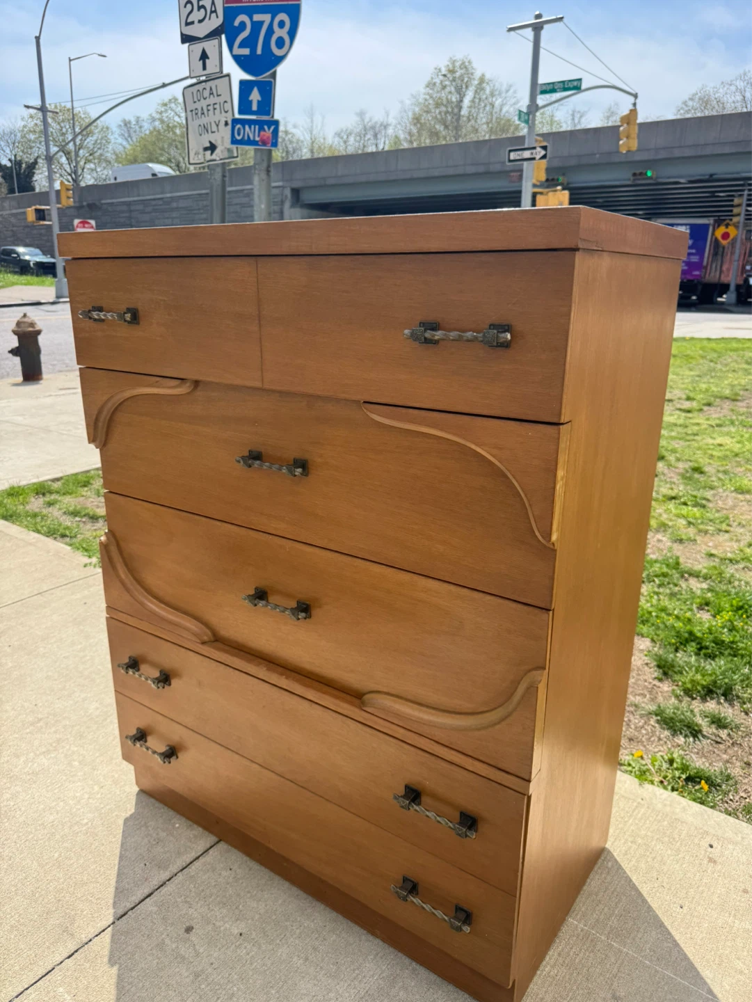 Free delivery dresser wood - photo 3