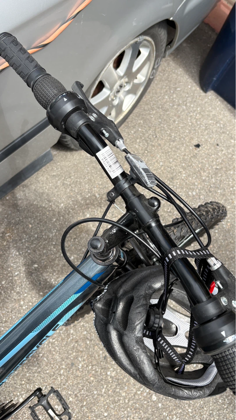 Like New Mountain Bike – NEVER Used + Helmet Included - photo 3